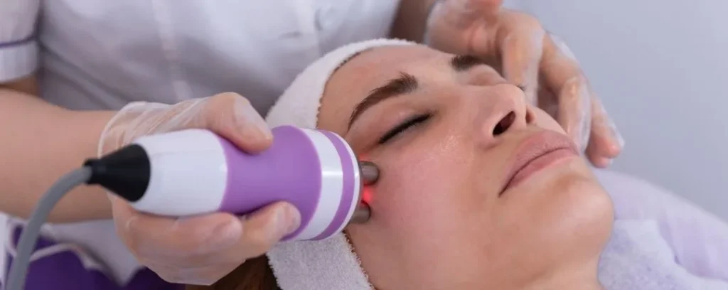 tratamiento de radiofrecuencia facial en clínica estética para mejorar firmeza y reducir arrugas